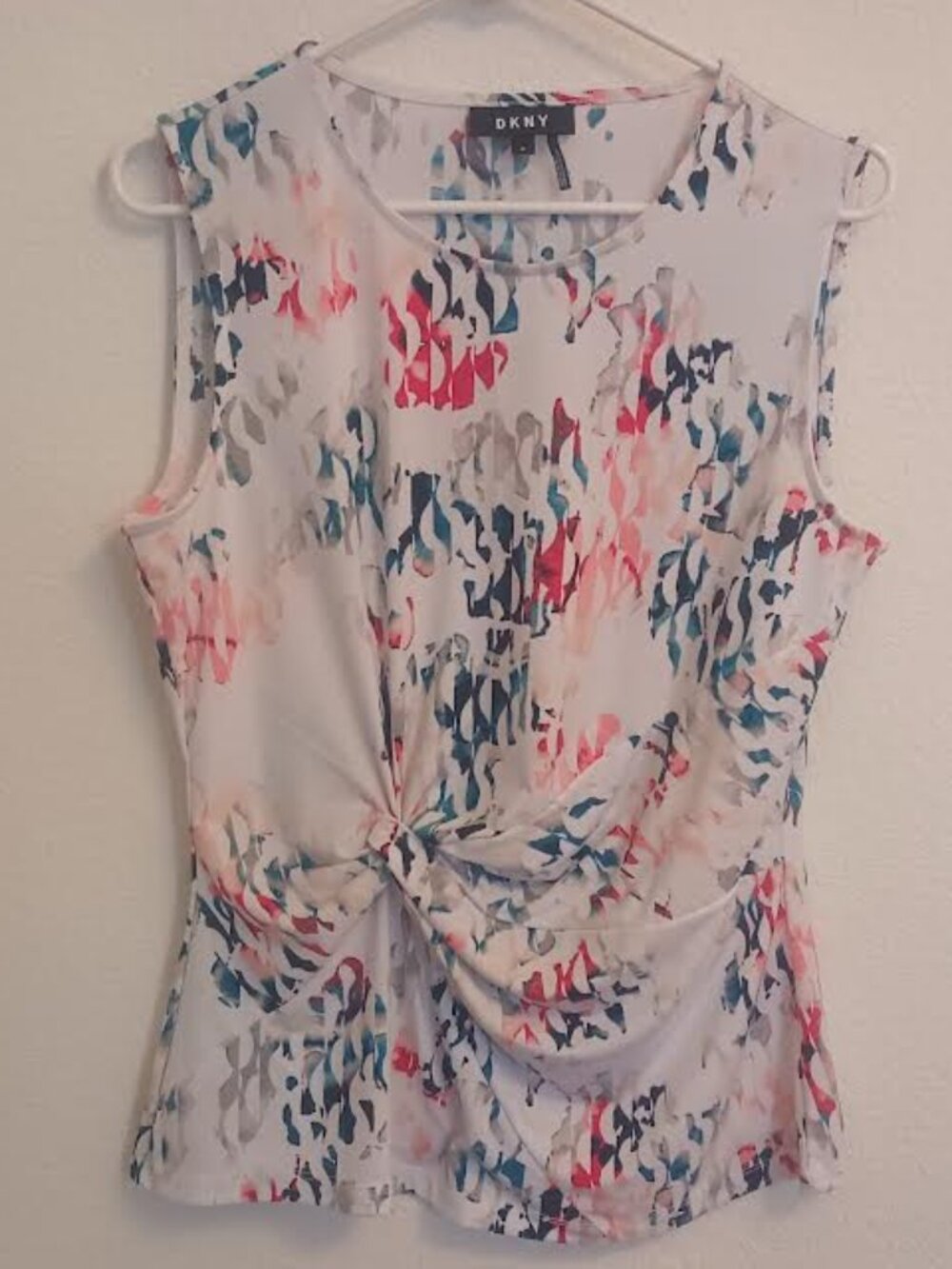 DKNY WOMEN'S TOP SLEEVELESS TWIST FRONT WHITE BLUE STRETCH CAREER SIZE MEDIUM